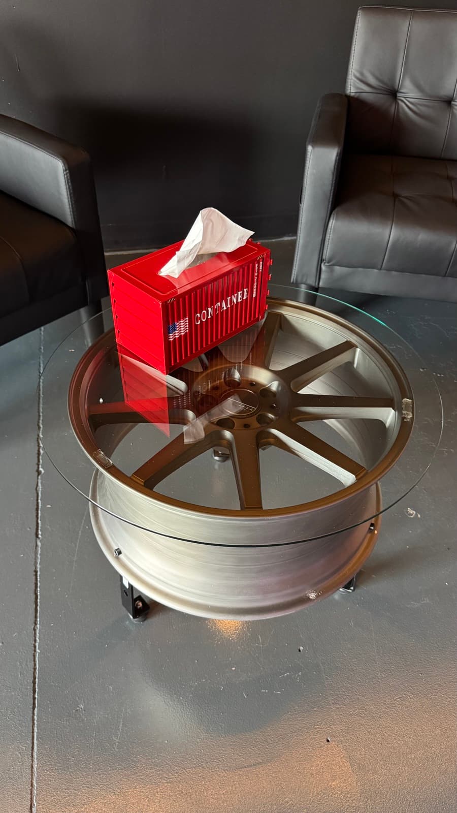 Wheel-rim coffee table in the lounge